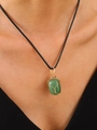 Ketting met onregelmatige groene stenen hanger en gouden draadwikkeling - Aventurijn Draad Omwikkelde Hanger (04) / KC Goud Groen
