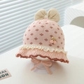 Dettaglio cappello neonato in maglia rosa con pizzo, ciliegie e fiocco - 6 mesi - 2 anni / Rosa