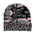 Detail van gebreide muts met camouflagepatronen en een omslag met luipaardprint detail - Eén maat / Roze Grijs Zwart Camo Luipaard Patchwork (02)