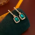 Boucles d'oreilles dorées avec pierres émeraude rectangulaires et pavage en zircone cubique - Tige d'oreille en argent-Vert