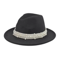Vista detallada de un elegante sombrero fedora de fieltro negro con banda de perlas blancas - Gris oscuro
