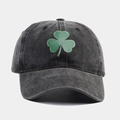 Détail macro d'une casquette en coton gris délavé avec trèfle vert brodé dessus - Noir