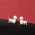 Pendientes de perro salchicha de acero inoxidable pulido sobre fondo rojo y negro - Silueta de Teckel (780) / Color acero