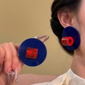 Dettaglio di grandi orecchini geometrici rotondi con base blu e motivo marmorizzato - 22# Perno per orecchini in argento sterling 925 - Blu - Rosso - Tondo (Profilo Grande)