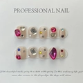 Faux ongles faits main avec gemmes roses étincelantes et strass sur base nude - Extra Petit (XS)