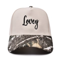 Dettaglio del cappellino beige a cinque pannelli con ricamo Lovey e visiera mimetica - Mimetico-LOVEY