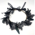 Gotischer Kranz-Kopfschmuck mit schwarzen Federn, dunklen Blättern und Schmetterlingen - Gothic Schwarzer Schmetterling Feder Stil