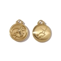 Macro d'un pendentif Sagittaire en or mat 18 carats avec détails de constellation gravés - Vierge