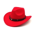Dettaglio cappello da cowboy rosso con fascia intrecciata nera e decoro testa di toro - Rosso