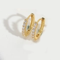 Dettaglio di eleganti orecchini a cerchio dorati con inserti di diamanti brillanti - Stile Zirconia Bianca (ES2821-5)