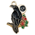 Gotischer Raben-Emaille-Anhänger mit roten Rosen und Goldrand auf weißem Grund - Rechte Blume Krähe