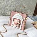 Detalle de bolso rosa con rosas en 3D y cadena de metal con detalles de perlas - Rosa