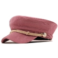 Détail de la casquette gavroche rose en velours côtelé avec corde dorée et boutons gravés - M / Rose