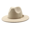 Détail d'un chapeau fedora beige avec bande en cuir et boucle en métal doré élégant - Beige