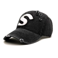 Primer plano detallado de gorra de béisbol de mezclilla con bordado vintage de la letra S - M (56-58cm) / Negro