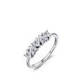 Anello in argento S925 con cinque zirconi a cuore in una vista laterale di 45 gradi - US 5