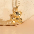 Collar con colgante de oso bañado en oro de 14K con una piedra de circón rosa brillante - Oso de Metal de Alto Pulido