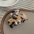 Elegant tortoiseshell hair claw with gold label in cream and black leopard pattern - 5.5cm / Beige Tortoise Shell