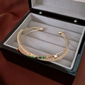 Bracelet multicouche doré avec pierres arc-en-ciel et zircons dans un écrin à bijoux - Style Ouvert à Trois Couches avec Gemmes Arc-en-ciel (19# Bracelet - Or)