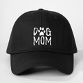 Dettaglio del testo Dog Mom e della stampa a zampa sul cappellino da baseball nero - Taglia unica / Nero