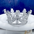 Dettaglio corona vintage in argento con incisioni traforate e perle bianche su base - Plastica Perla Mini Argento