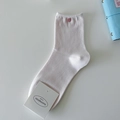 Weiße Baumwollsocken mit zartem rosa Zierknopf und feiner Stricktextur für Damen - Einheitsgröße / Milchiges Rosa