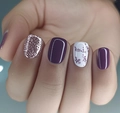 Detail van korte vierkante plaknagels met paarse glitters en bladpatronen - Paarse Glitter Bloemenstijl (CW665) + Gele Geleilijm & Vijl