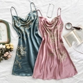 Seiden-Satin-Nachthemd mit Blumenmuster in Dunkelgrün und Lotusrosa, V-Ausschnitt - S / Grüne Kirsche + Rosa Kirsche