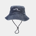 Dettaglio cappello pescatore in denim blu con ricamo a onde e cordino antivento nero - Taglia unica / Blu navy