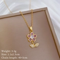 Détail macro du pendentif fleur papillon avec pierres roses et spécifications de taille - Rose (B122)