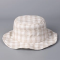 Détail de la texture en lin respirant et du motif à carreaux classique sur le chapeau bob - M (56-58cm) / Beige