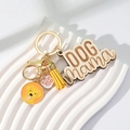 Dettaglio del ciondolo in legno inciso DOG mama con charm in smalto Golden Retriever - Nappa Gialla + Golden Retriever