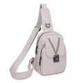 Elegante borsa da petto in pelle bianco crema con borchie a V e fibbia in metallo - Bianco Sporco
