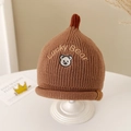 Detail der Strick-Babymütze mit brauner Rippenstruktur und Lucky Bear-Stickerei - 48-50cm(6 Monate-2 Jahre) / Kaffeebraun