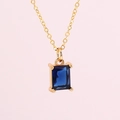 Elegante collana dorata con ciondolo rettangolare in cristallo blu intenso - Blu