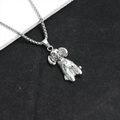Vue détaillée du collier pendentif chien en argent avec design caniche texturé - Tête de Caniche