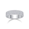 Detailansicht eines breiten S925 Silberrings mit mehrreihigem Pavé-Besatz aus Moissanit - US Größe 7 (54.3mm) / Breitband-Mehrreihiger Pavé-Stil (R13823) Mit GRA-Zertifikat / Silber