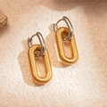 Detail von zweifarbigen Gold- und Silberohrringen mit strukturiertem Glied auf Stein - Creolen-Vergoldet / Gold