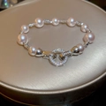 Gros plan d'un bracelet de perles avec fermoir en zircon sur socle doré champagne - Bracelet de Perles Français / Argenté