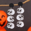 Dreistöckige stapelbare weiße Cartoon-Totenkopf-Ohrringe mit schwarzem Stecker-Design - Gestapelte Totenköpfe / Weiß + Schwarz