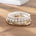 Böhmisches mehrlagiges Armband-Set mit weißen Perlen und goldfarbenen Metallblöcken - 23032024 / Reisperlen