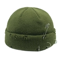 Dettaglio del berretto in maglia verde militare con spilla da balia e anelli in metallo - M(54-60cm) / Verde Militare