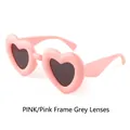 Schicke rosa Herz Sonnenbrille mit dunkelgrauen Gläsern für modischen Streetstyle - Rosa Rahmen Graue Linse