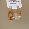 Détail des boucles d'oreilles carrées en acrylique marbré ambre sur tiges dorées - Style Café Clair (79#)