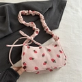 Roze corduroy schoudertas met aardbeienprint en geplooide handgreep design - Roze