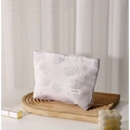 Rosa Schwanen-Jacquard-Kosmetiktasche mit H&R BAG-Label auf Holz-Display-Tablett - Rosa Lila Schwan