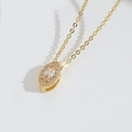 Collier doré élégant avec pendentif marquise et zircone cubique sur fond blanc - Blanc