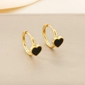 Vue macro de boucles d'oreilles cœur dorées avec breloques en émail noir et anneaux - Créoles Cœur Émail Noir Doré 16*8mm (KE108793-LX)