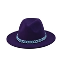 Λεπτομέρεια από μοβ τσόχινο καπέλο fedora με διακοσμητική αλυσίδα σε γαλάζιο χρώμα. - Ενήλικες 57-60εκ / Βαθύ μωβ
