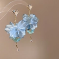 Dettaglio orecchini a fiore in chiffon blu con cuori di cristallo e piccoli ciondoli - Stile Farfalla a Petali con Perno in Argento (77#) / Blu - Oro